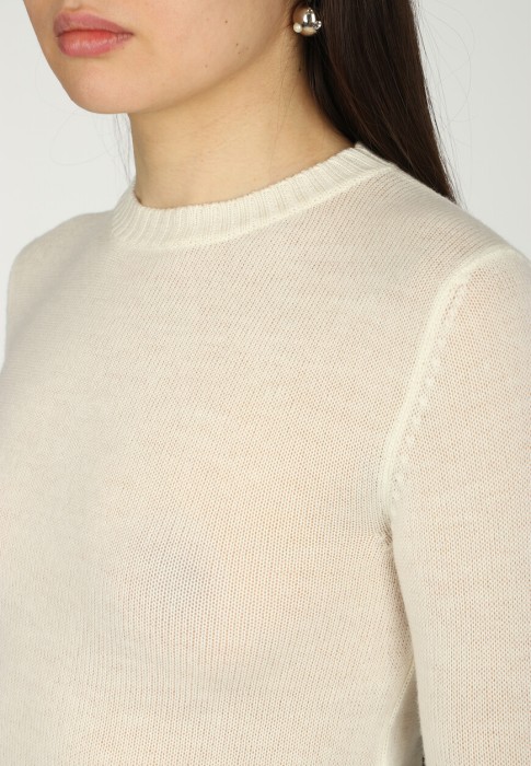 Товар белого цвета с внутренней стороны