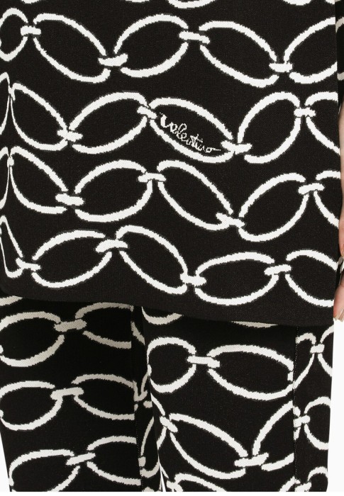 Товар черного цвета с внутренней стороны