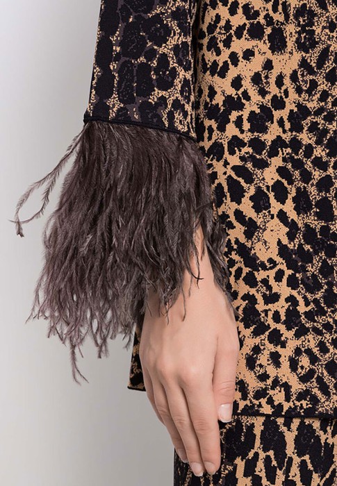 Товар черного цвета с внутренней стороны