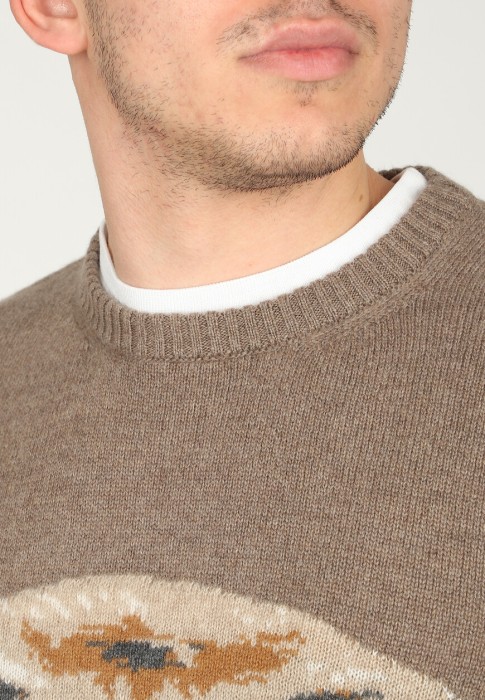 Товар коричневого цвета с внутренней стороны