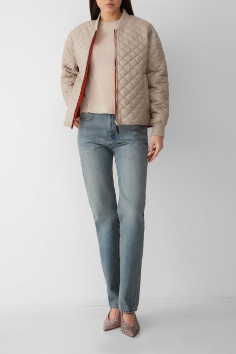 Товар бежевого цвета с внутренней стороны