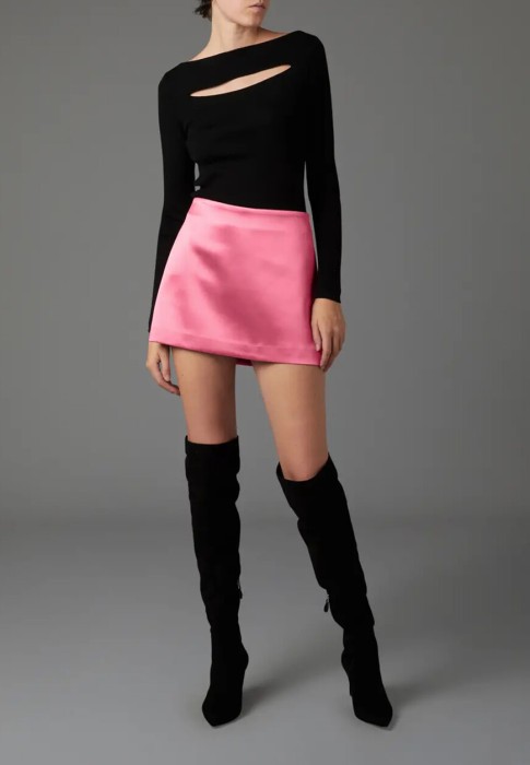 Товар черного цвета с внутренней стороны