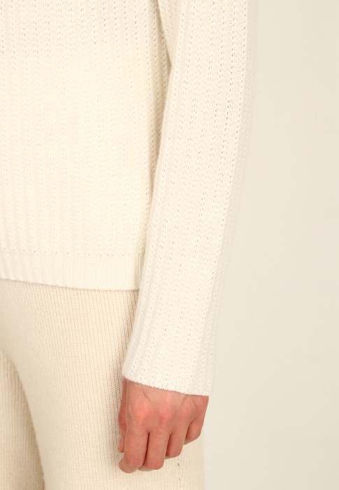 Товар белого цвета с внутренней стороны