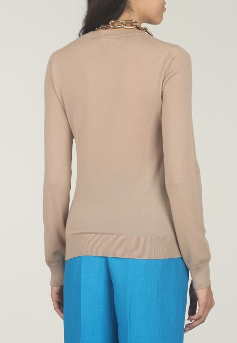 Товар бежевого цвета с внутренней стороны