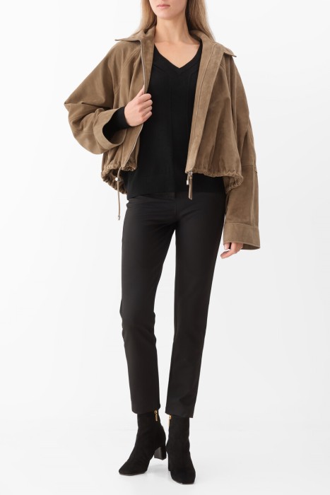 Товар черного цвета с внутренней стороны