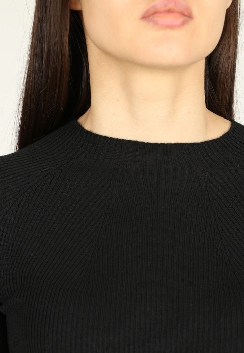 Товар черного цвета с внутренней стороны