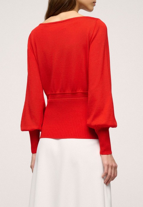 Товар красного цвета с внутренней стороны