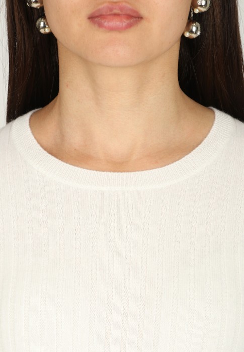 Товар белого цвета с внутренней стороны