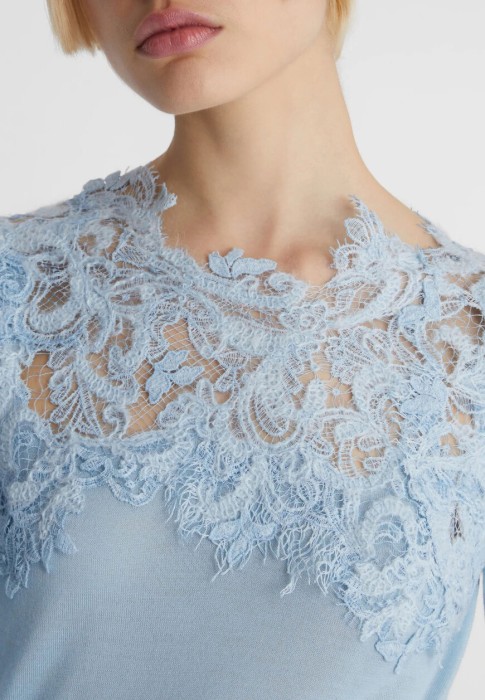 Товар голубого цвета с внутренней стороны