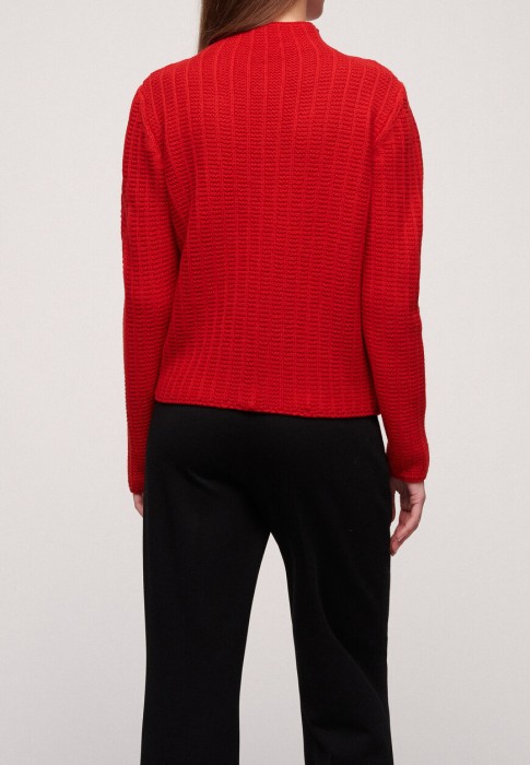 Товар красного цвета с внутренней стороны