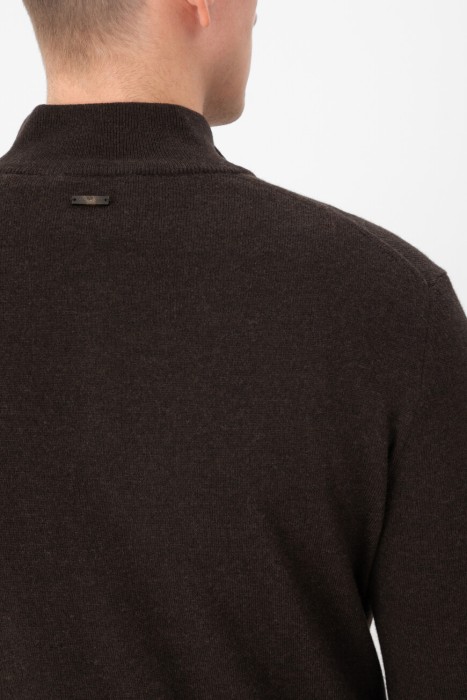 Товар коричневого цвета с внутренней стороны