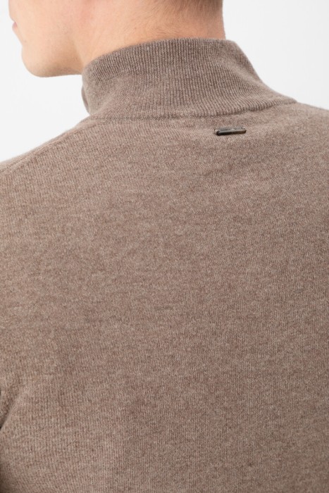 Товар коричневого цвета с внутренней стороны