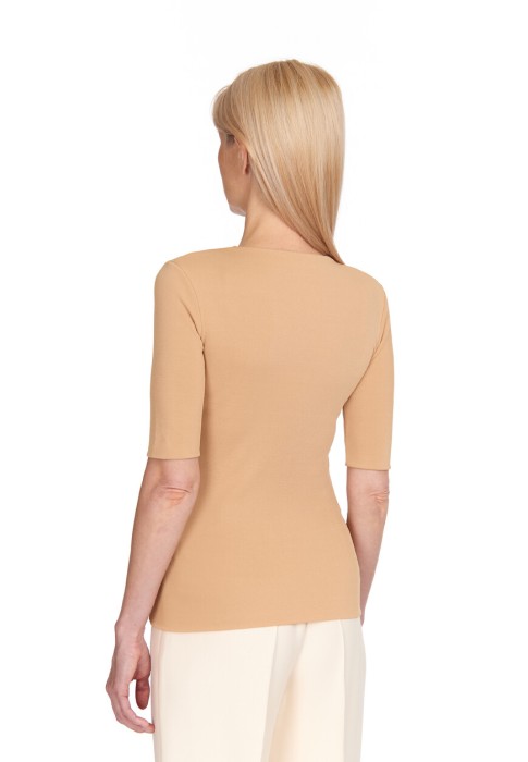 Товар коричневого цвета с внутренней стороны