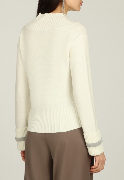 Товар белого цвета с внутренней стороны