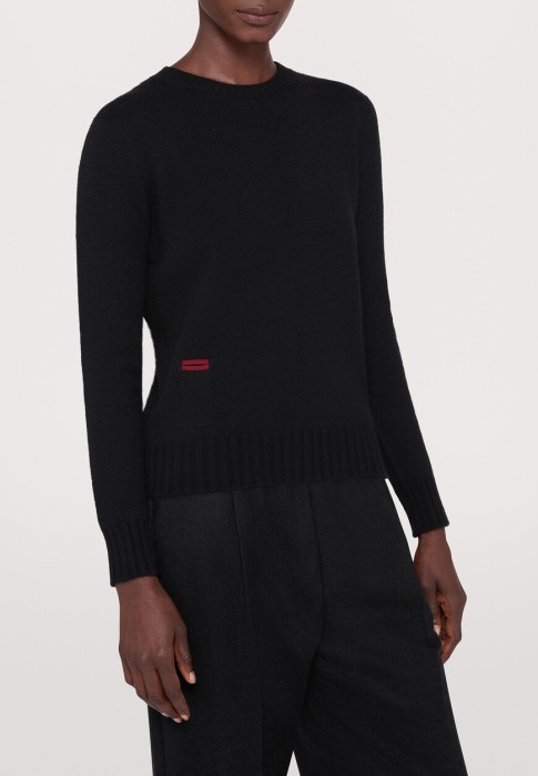 Товар черного цвета с внутренней стороны