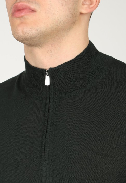 Товар зеленого цвета с внутренней стороны