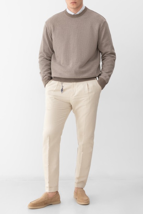 Товар бежевого цвета с внутренней стороны