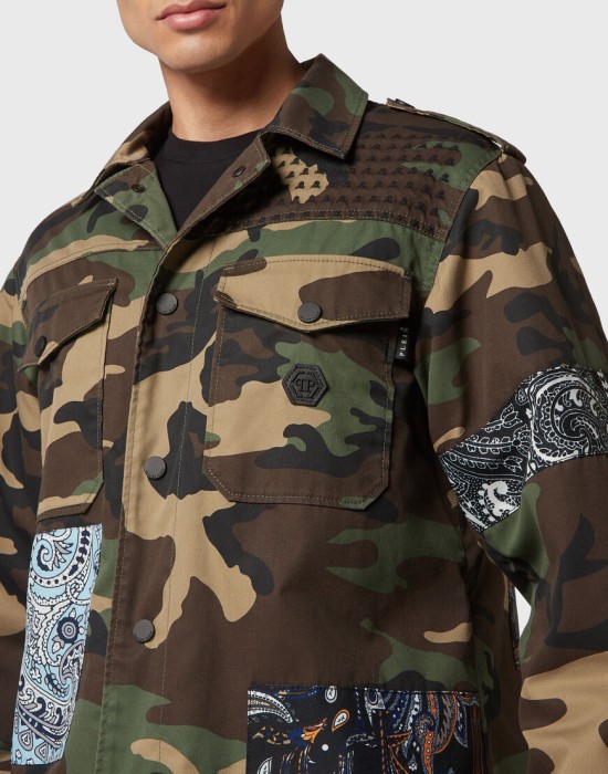 Товар хаки цвета с внутренней стороны