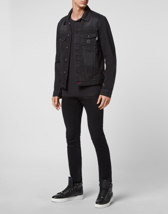 Товар черного цвета с внутренней стороны