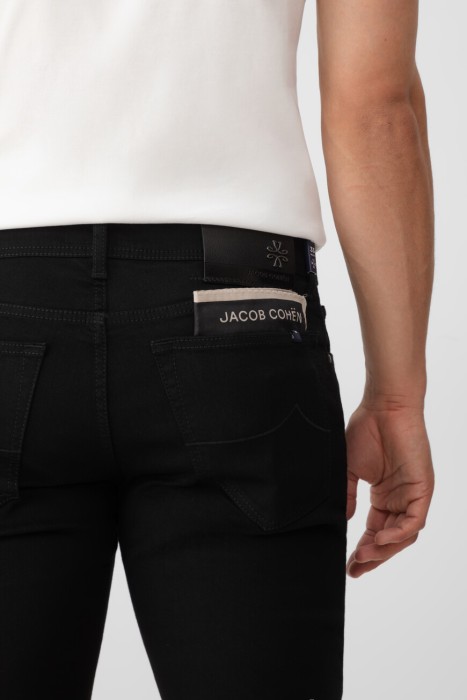 Товар черного цвета с внутренней стороны