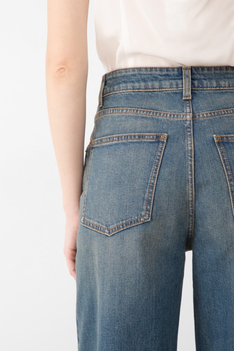 Товар синего цвета с внутренней стороны