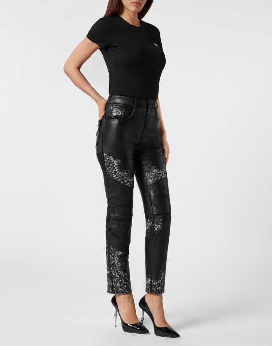 Товар черного цвета с внутренней стороны