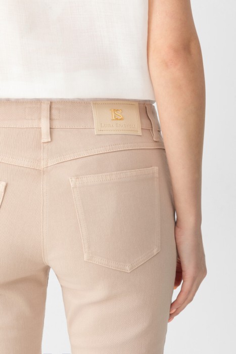 Товар бежевого цвета с внутренней стороны