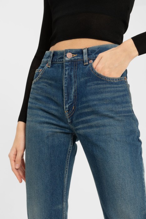 Товар синего цвета с внутренней стороны