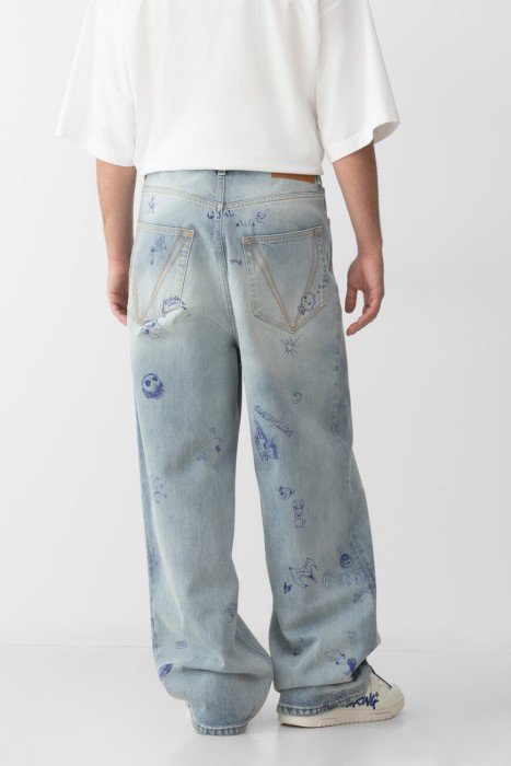 джинсы  модель из эксклюзивной коллекции от бренда vetements вид слева