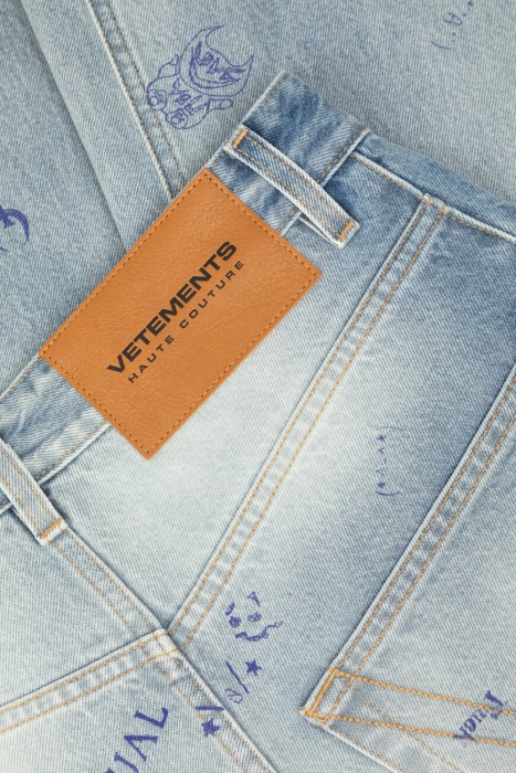 джинсы  модель из эксклюзивной коллекции универсального стиля с лицевой стороны