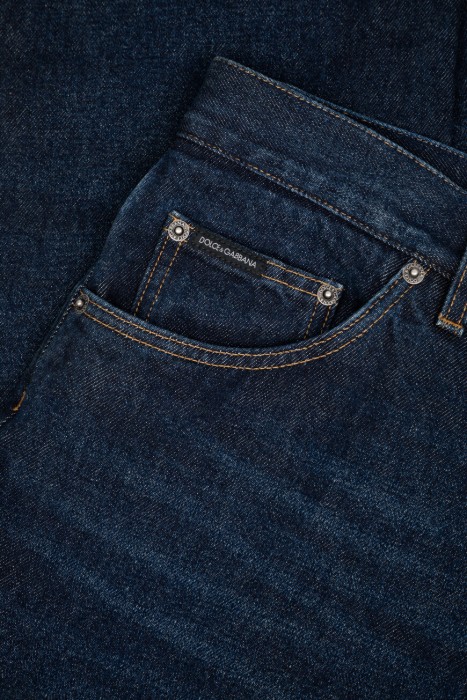 джинсы  модель из эксклюзивной коллекции универсального стиля с лицевой стороны