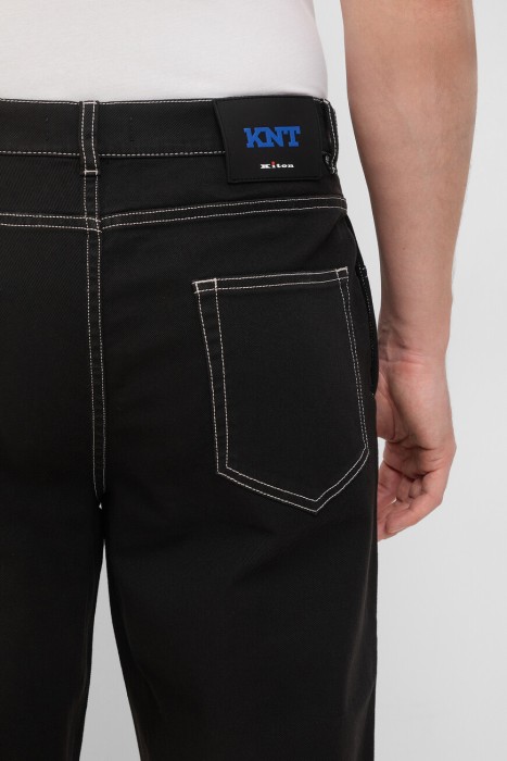 Товар черного цвета с внутренней стороны