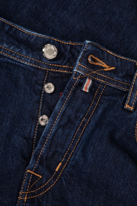 джинсы  модель из лимитированной коллекции повседневного стиля с лицевой стороны