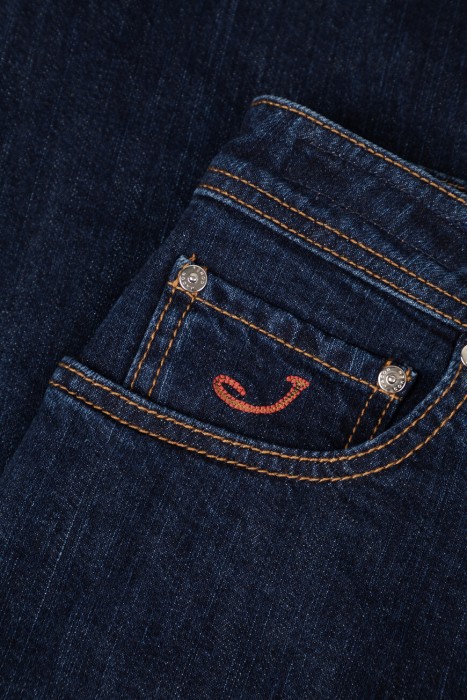 джинсы  модель из лимитированной коллекции на сезон этого года фотография