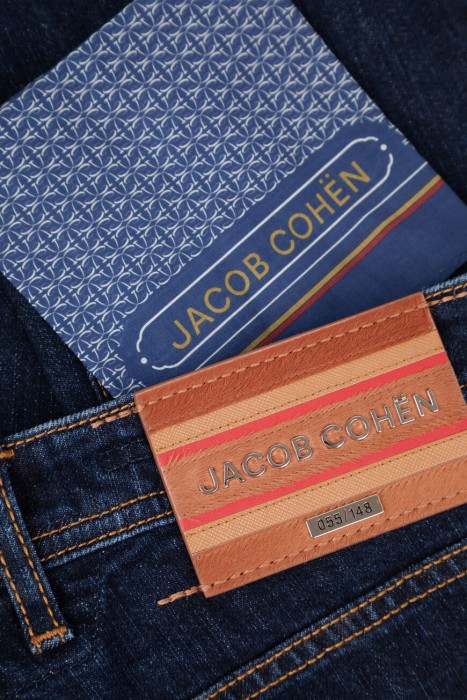 джинсы  модель из лимитированной коллекции вид слева