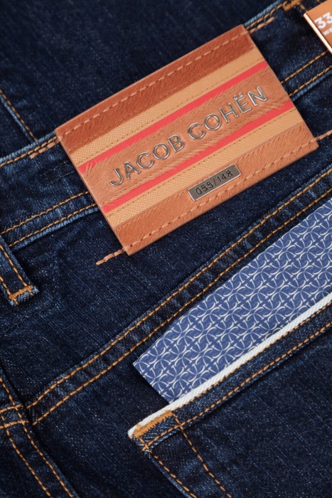 джинсы  модель из лимитированной коллекции вид сзади