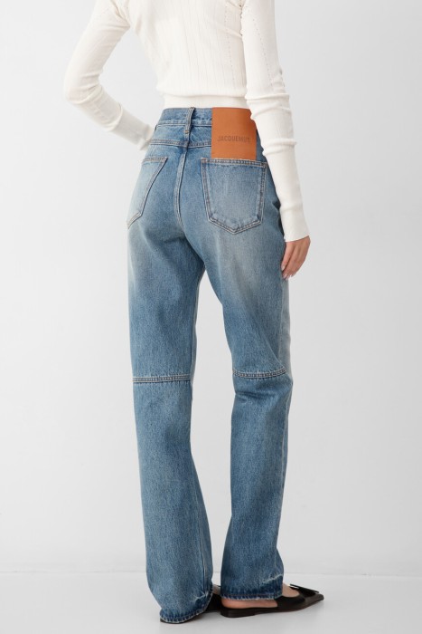 джинсы  модель le de-nimes от бренда jacquemus вид слева