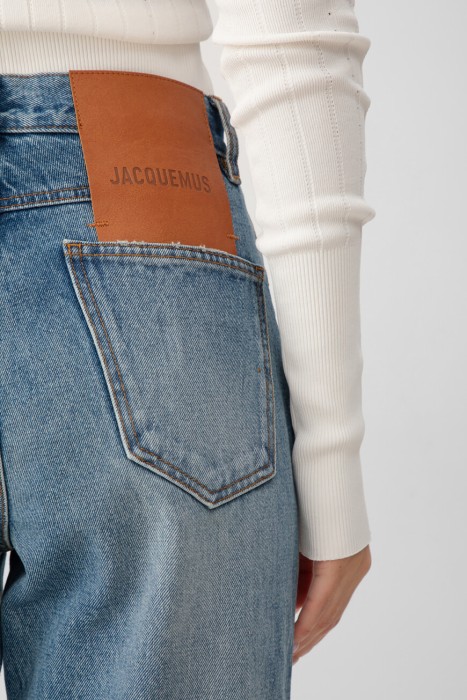 Товар синего цвета с внутренней стороны