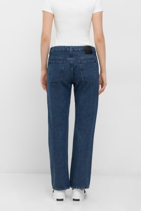 джинсы  модель в стиле 90-х годов по цене 37000 руб вид справа