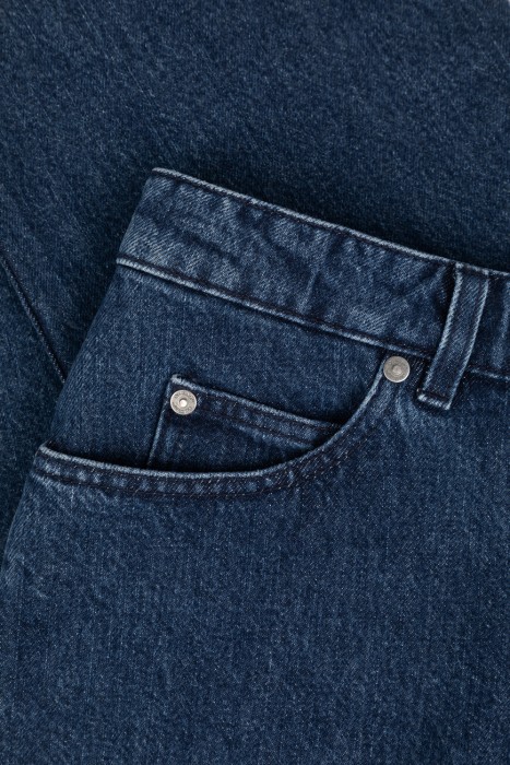 джинсы  модель в стиле 90-х годов повседневного стиля с лицевой стороны