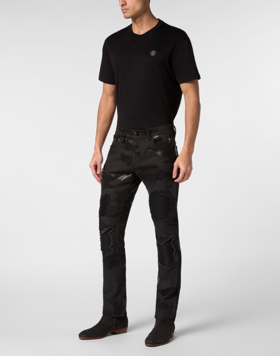 Товар черного цвета с внутренней стороны