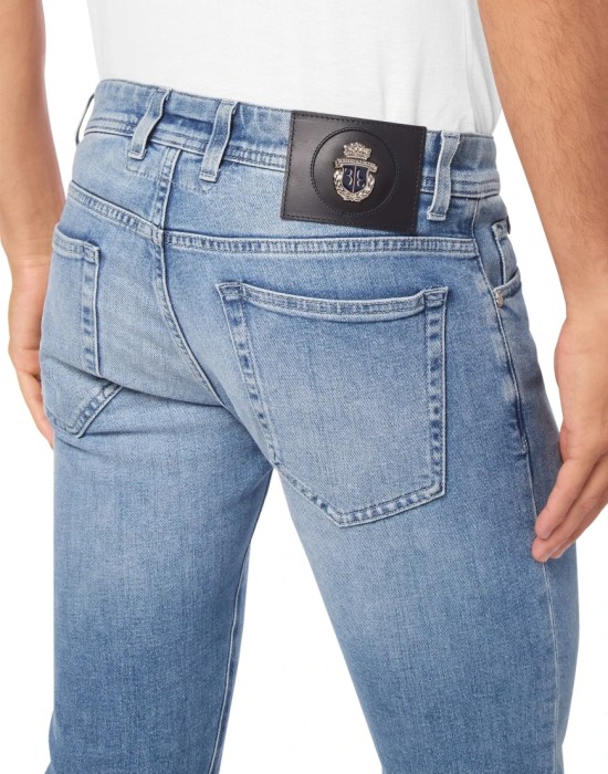 джинсы прямые  по цене 33100 руб вид справа