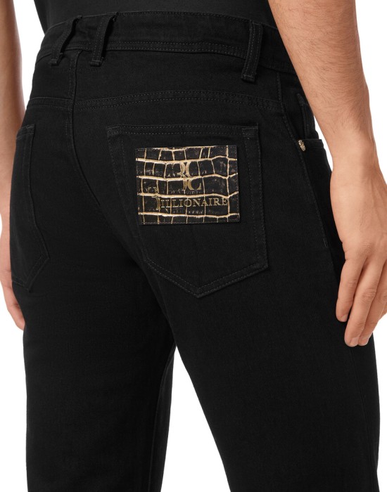 Товар черного цвета с внутренней стороны