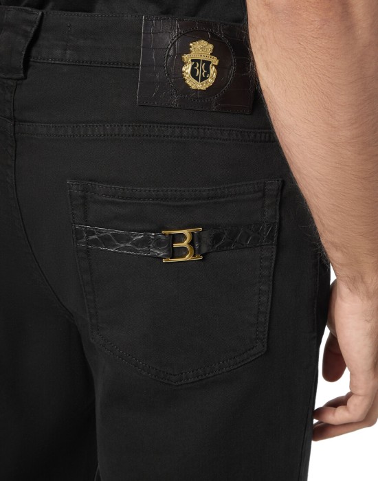 Товар черного цвета с внутренней стороны