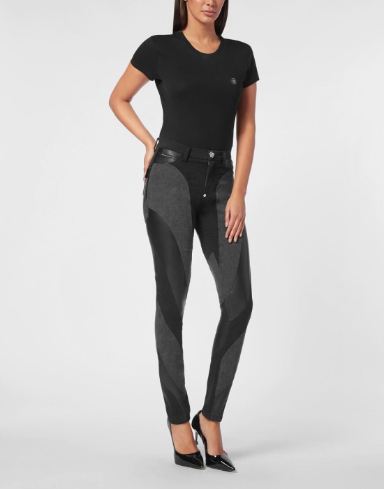 Товар черного цвета с внутренней стороны