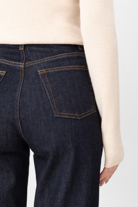 Товар синего цвета с внутренней стороны