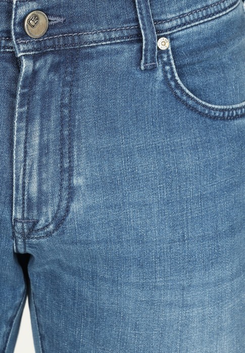 джинсы  из проверенных материалов спереди