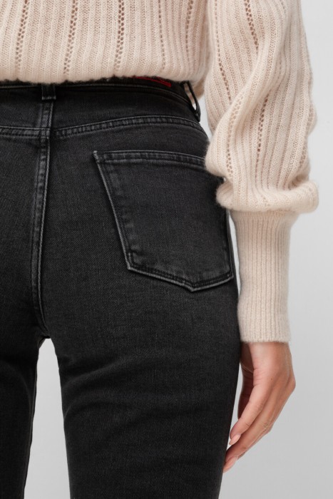 Товар черного цвета с внутренней стороны