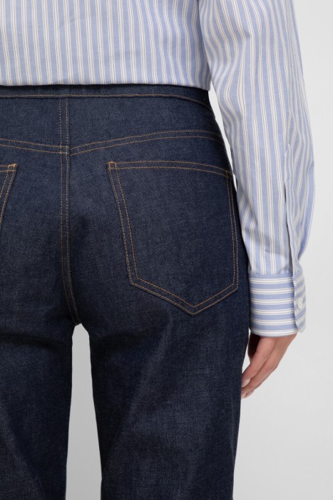 Товар синего цвета с внутренней стороны