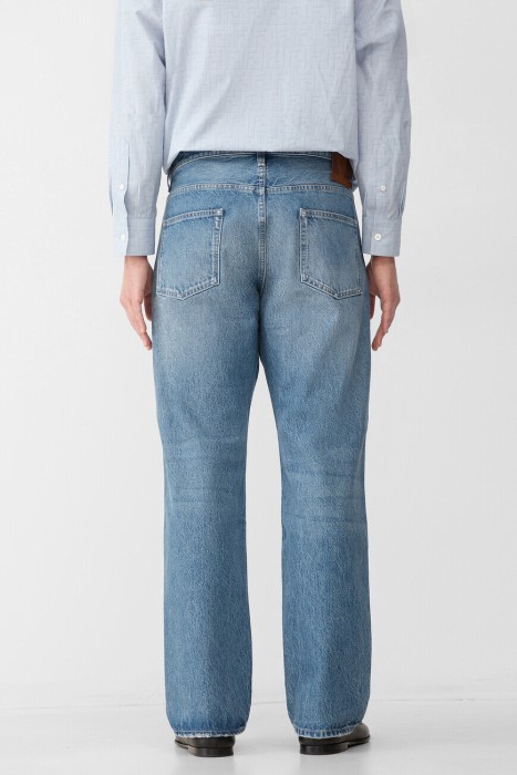 джинсы  по цене 74000 руб вид справа